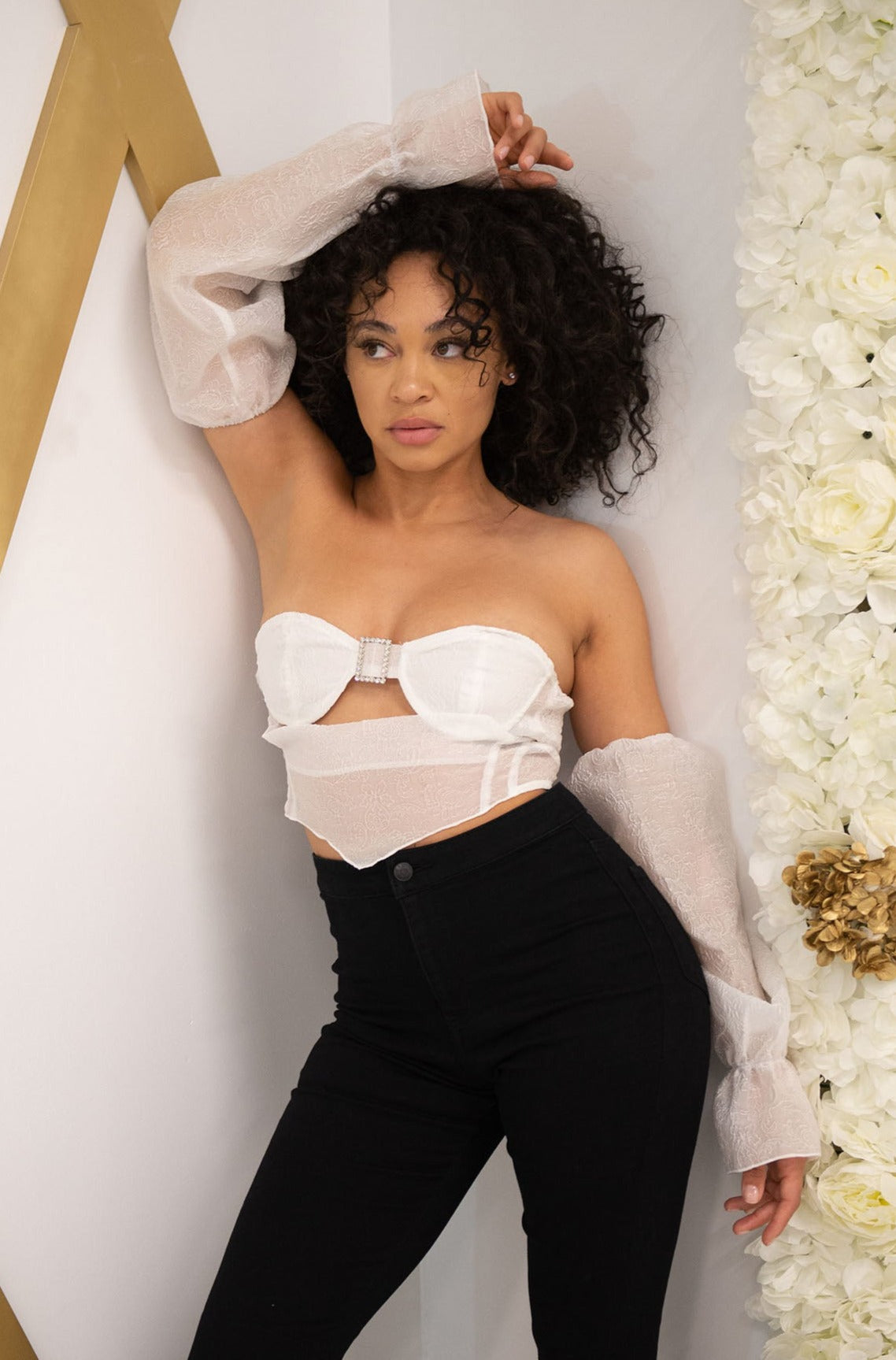 Embedded crop top with detached puff sleeves in white