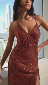 This stunning dress is fitted and has a ruched waistline for a figure-flattering silhouette