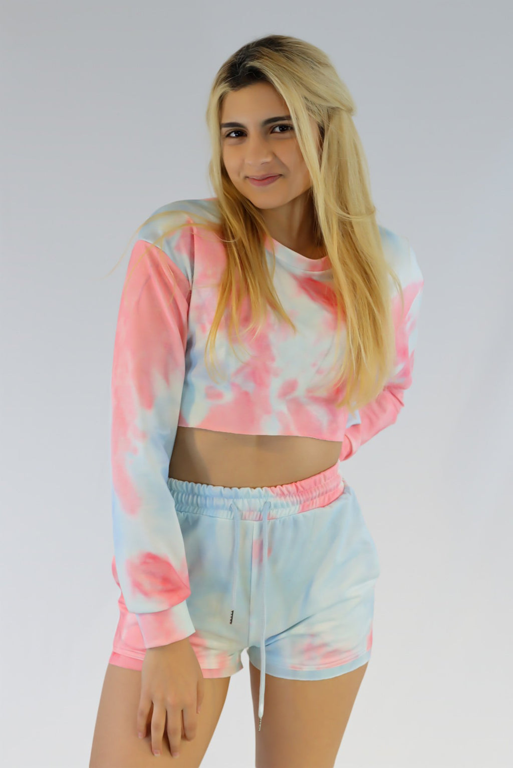 Tie-dye cropped sweater and high waisted shorts with drawstring. 