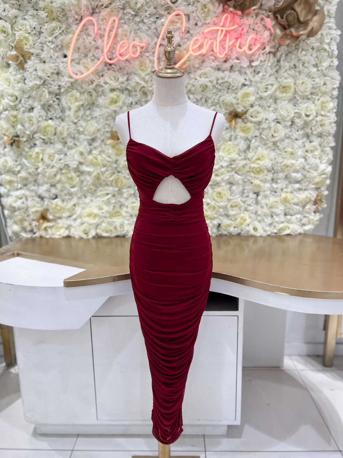 Midi dress with cutout in burgundy.