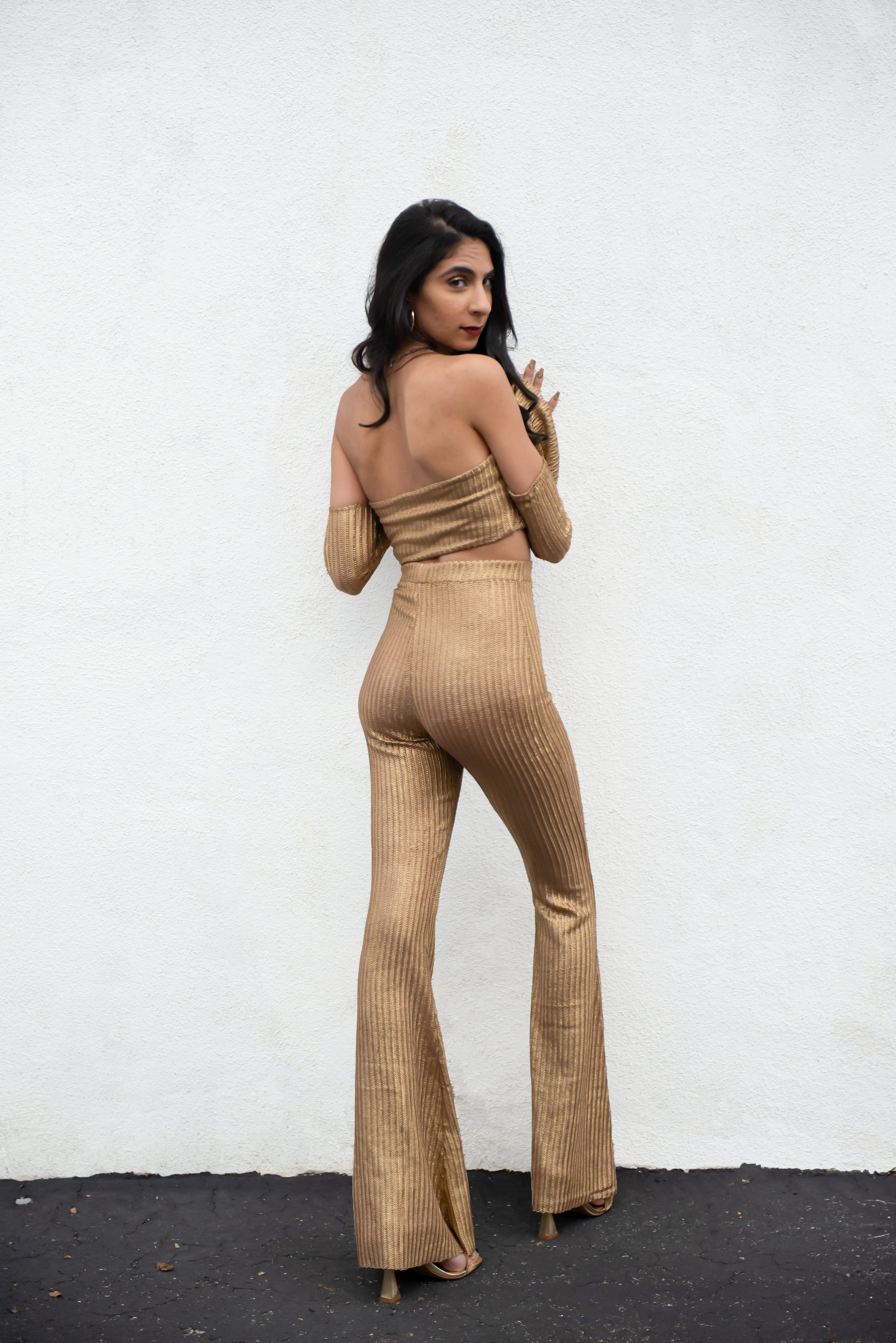 Off the shoulder gold knitted crop top.