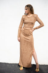Maxi skirt with a chain belt.